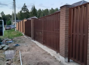 Забор с кирпичными столбами цена с установкой