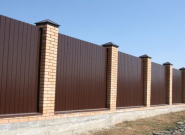 Забор из профнастила на ленточном фундаменте с кирпичными столбами