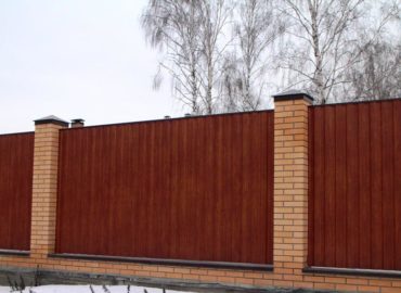 Забор из профлиста под дерево "античный дуб"