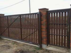 Механические откатные ворота из штакетника